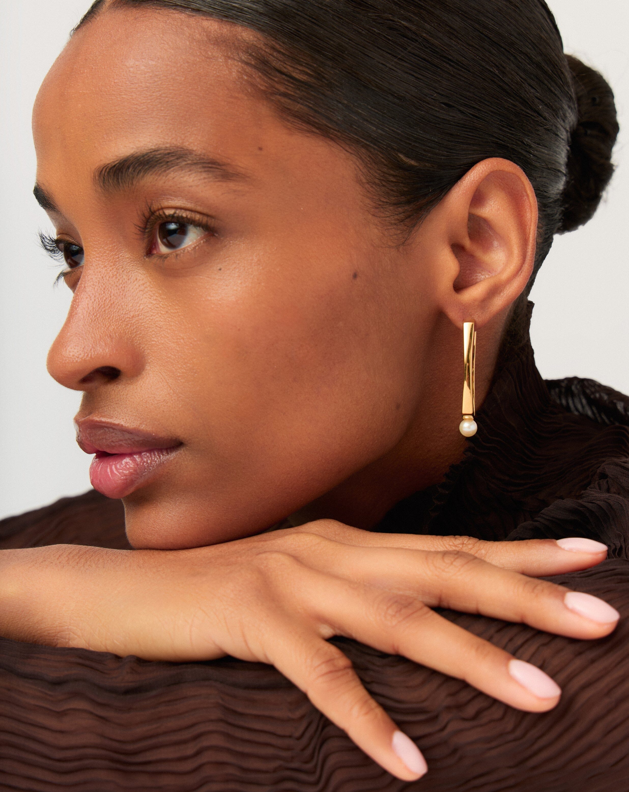 Button Pearl Ovate Hoop Earrings | 18ct Gold Plated/Pearl Earrings Missoma 